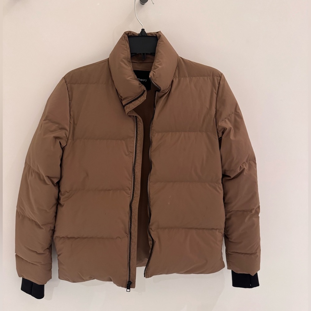 Theory stand puffer coat. VGUC. $425 new. No flaws